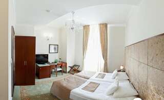 Отель Hotel Willa Hueta Кельце Двухместный номер с 1 кроватью или 2 отдельными кроватями-1