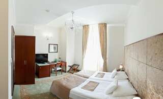 Отель Hotel Willa Hueta Кельце Двухместный номер с 1 кроватью или 2 отдельными кроватями-5
