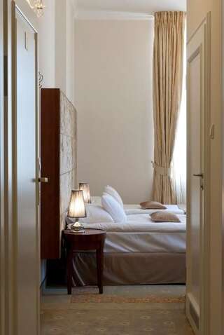 Отель Hotel Willa Hueta Кельце Двухместный номер с 1 кроватью или 2 отдельными кроватями-6